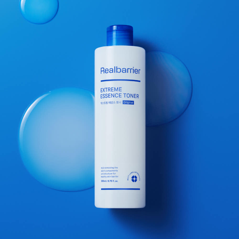 REAL BARRIER Extreme Essence Toner Original 200ml de Realbarrier sur fond bleu, flacons et sphères visuels skincare