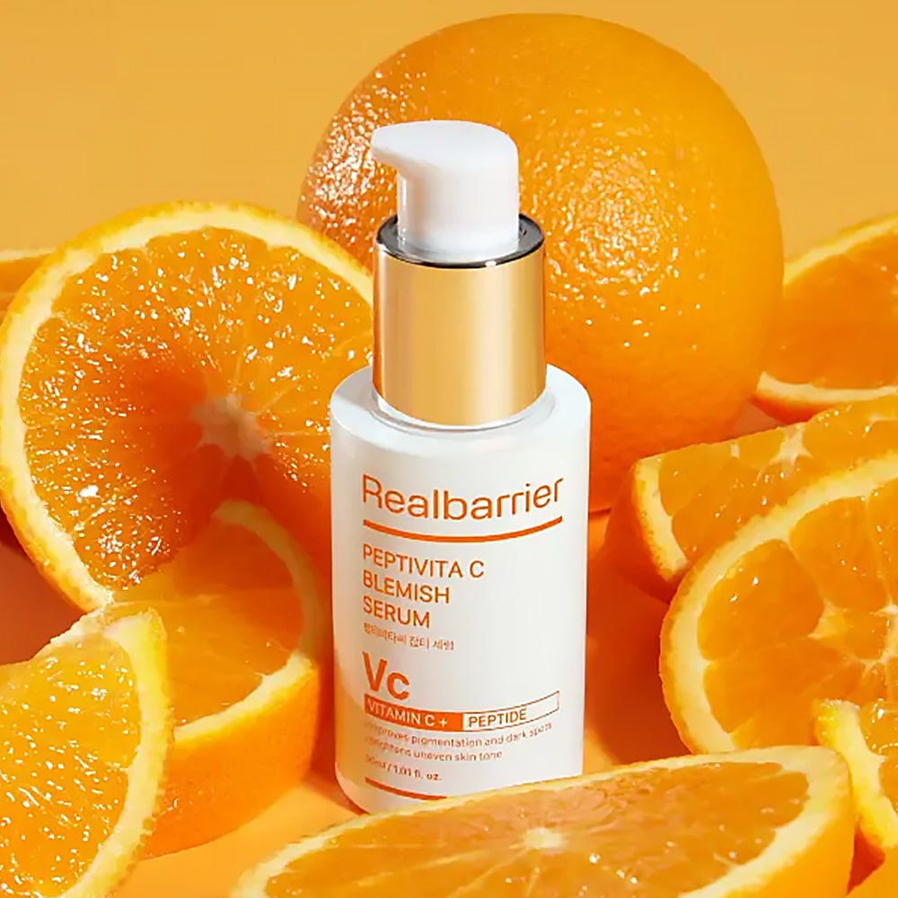 REAL BARRIER Peptivita C Blemish Serum 30ml de Realbarrier, flacon blanc sur fond d’oranges, vitamine C anti-imperfections