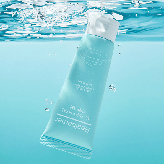 Décris l'image en français: REAL BARRIER Watery Hyal Cream 70ml, tube bleu dans l'eau, bulles, hydratation visible.