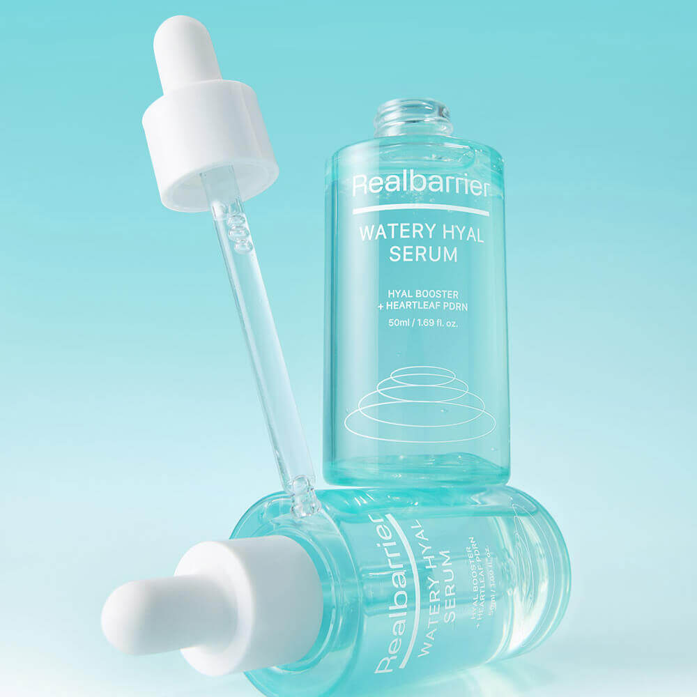 Décris l'image en français : REAL BARRIER Watery Hyal Serum 50ml de Realbarrier, flacon et pipette sur fond bleu.