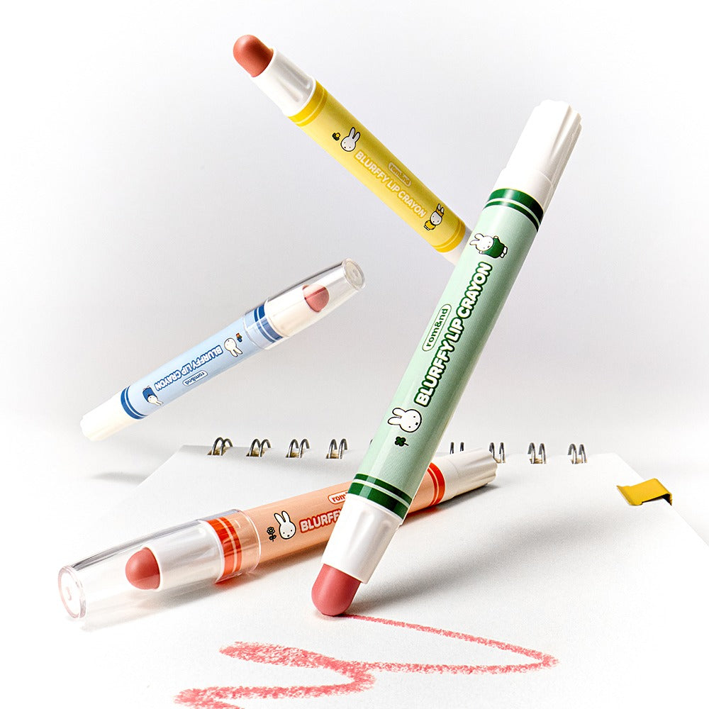 ROMAND Blurpy Lip Crayon de la marque ROMAND sur fond blanc, crayons et swatch couleur lèvres, flacons visibles.