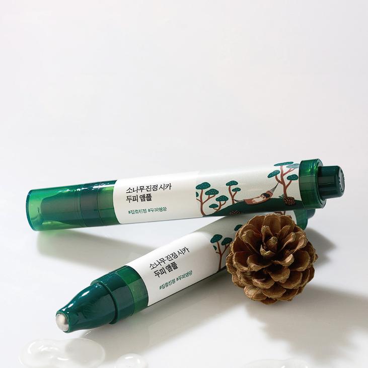 ROUND LAB Pine Soothing Cica Scalp Ampoule 15ml de la marque ROUND LAB, flacons verts sur fond clair avec pin et pomme de pin