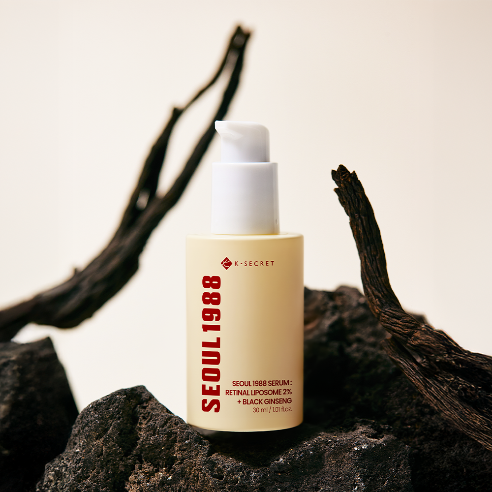 SEOUL 1988 Retinal Black Ginseng Serum 30ml, flacon sur roche avec ginseng noir séché, marque K-Secret, fond beige.