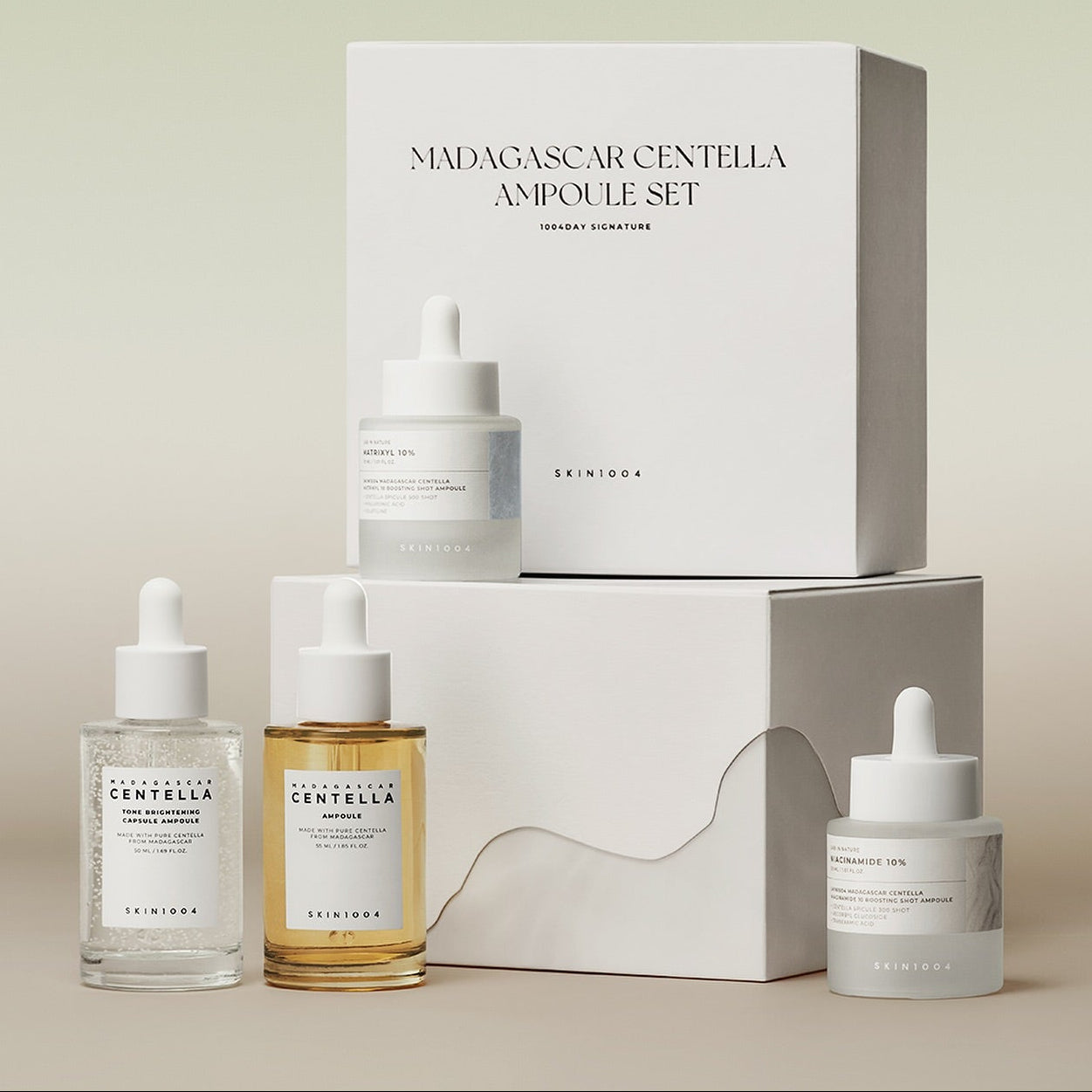 SKIN1004 Madagascar Centella Ampoule Set - 1004 Day Signature de SKIN1004, ampoules sur fond crème, coffret et flacons.