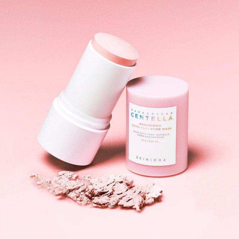 SKIN1004 Madagascar Centella Poremizing Quick Clay Stick Mask 27g, marque SKIN1004, sur fond rose avec bâton et pot de masque
