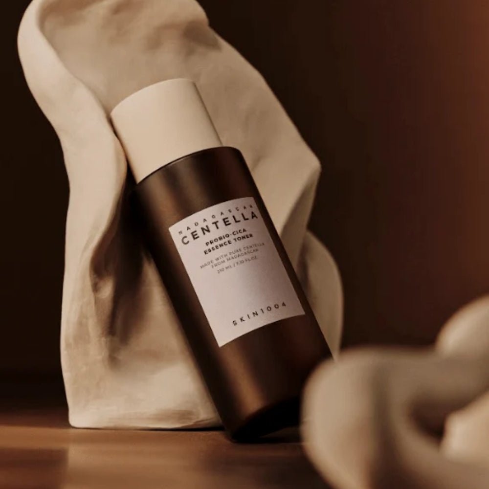 SKIN1004 Madagascar Centella Probio-cica Essence Toner 210ml de SKIN1004, flacon sur tissu, ambiance soin visage