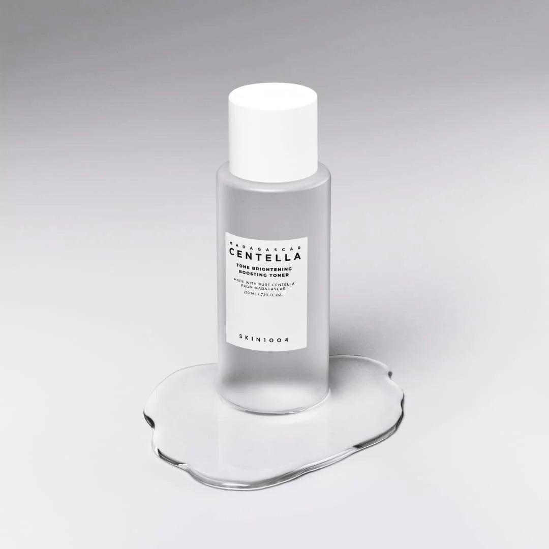 SKIN1004 Madagascar Centella Tone Brightening Boosting Toner 210ml de la marque SKIN1004 sur fond blanc, flacon avec goutte