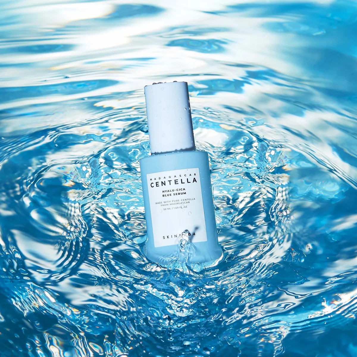 Sérum SKIN1004 Madagascar Centella Hyalu-Cica Blue 50ml, baignade rafraîchissante dans l'eau bleue, hydratation et calme pour la peau.