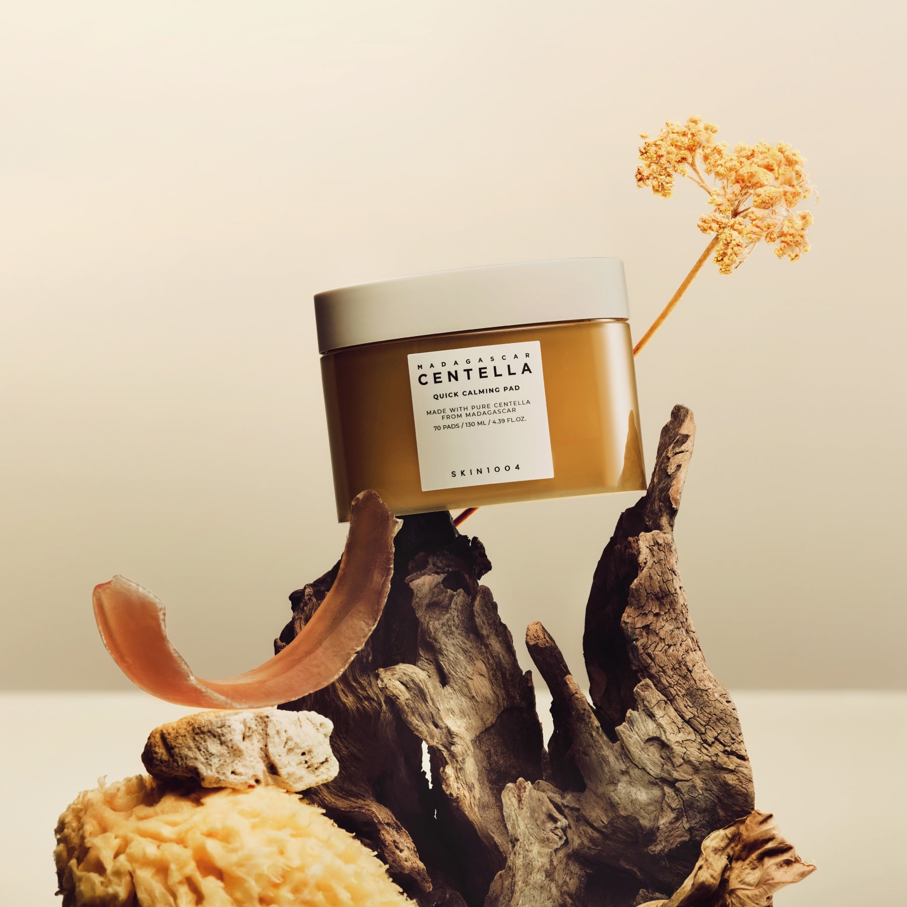 Boîte de SKIN1004 Madagascar Centella Quick Calming Pads 70 sheets posée sur du bois décoratif.