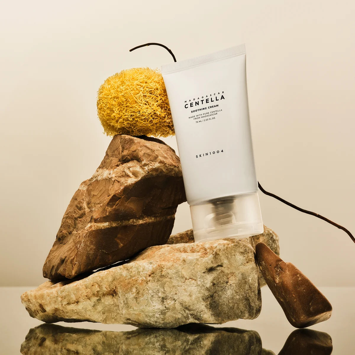 SKIN1004 Madagascar Centella Soothing Cream 75ml en présentation nature avec pierres et plantes, crème apaisante hydratante.