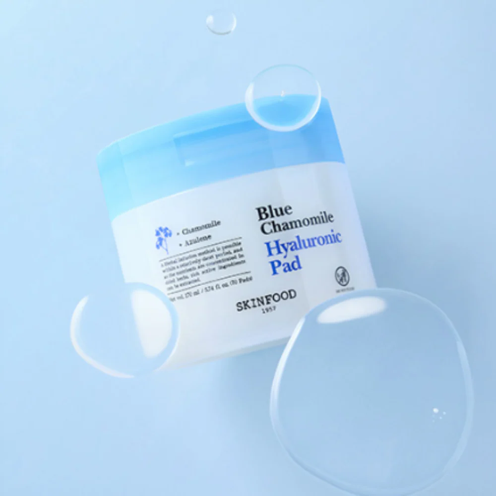 SKINFOOD Blue Chamomile Hyaluronic Gel Pads 70 Sheets, pack bleu et coton hydratant sur fond clair, vue produit.