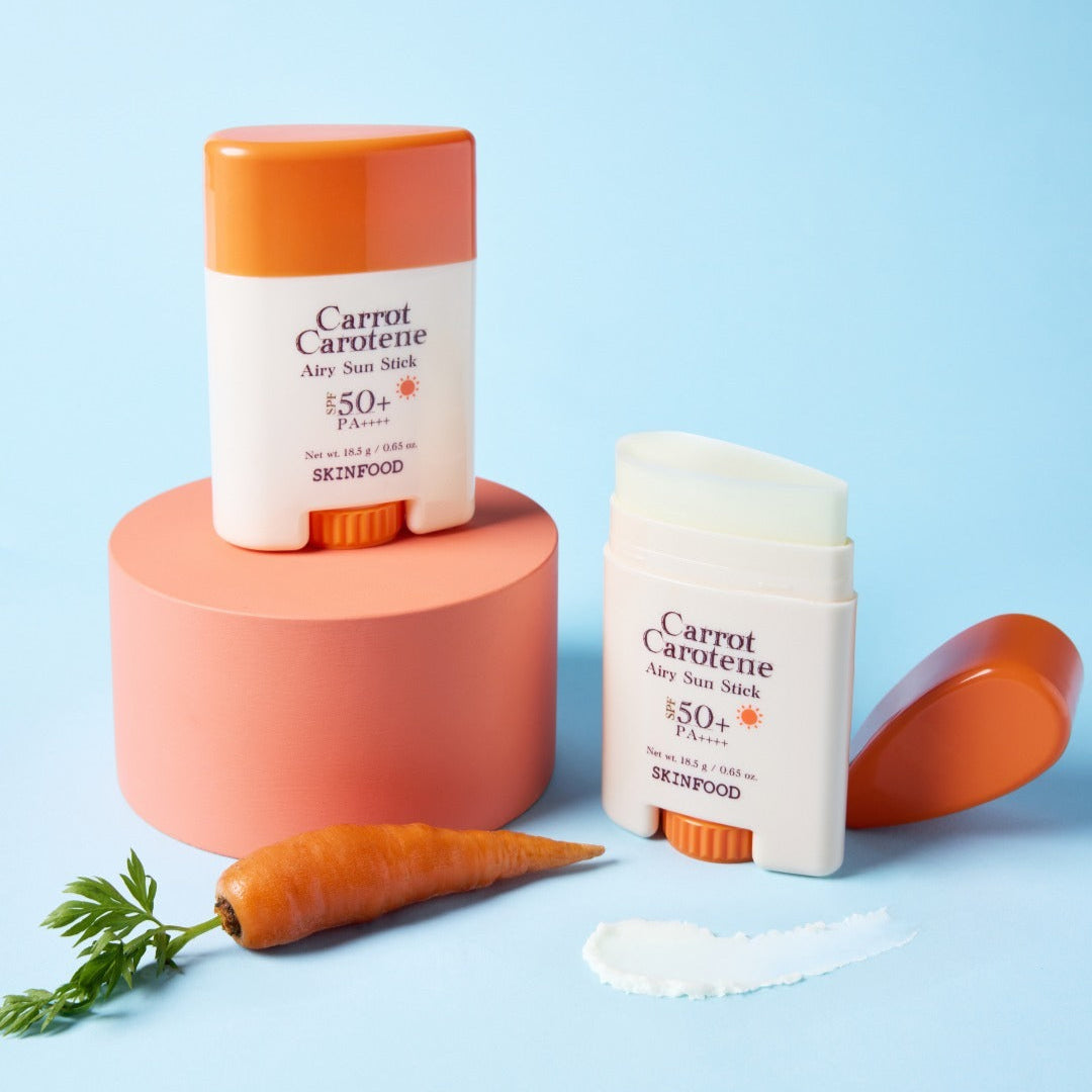 SKINFOOD Carrot Airy Soft Sun Stick 18.5g de la marque SKINFOOD, sur fond bleu avec carottes et crème solaire