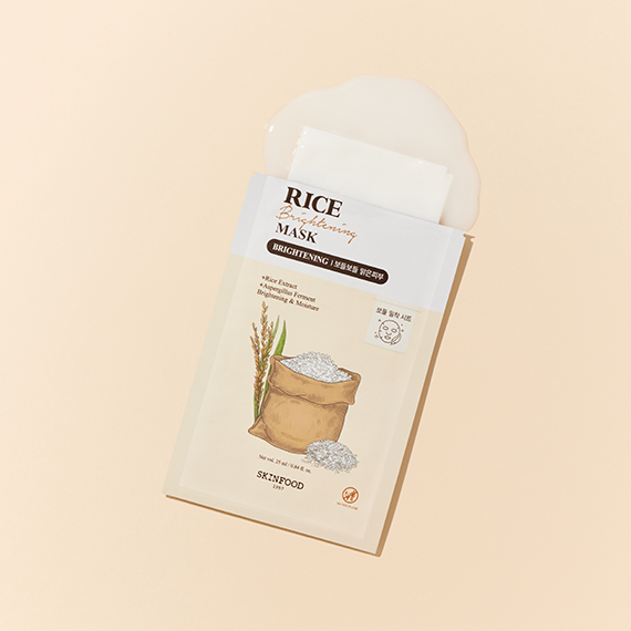 SKINFOOD Rice Brightening Sheet Mask 10 sheets, pack sur fond beige clair avec motif riz, photo produit en studio