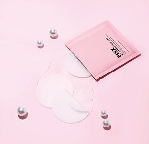 SO NATURAL All Day Pad Prep Fixer, marque SO NATURAL, produit de préparation pour pads sur fond rose avec accessoires cosmétiques
