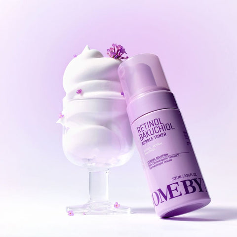 SOME BY MI Retinol Bakuchiol Bubble Toner 100ml, flacon violet sur fond pastel, bulles cosmétiques et fleurs violettes.