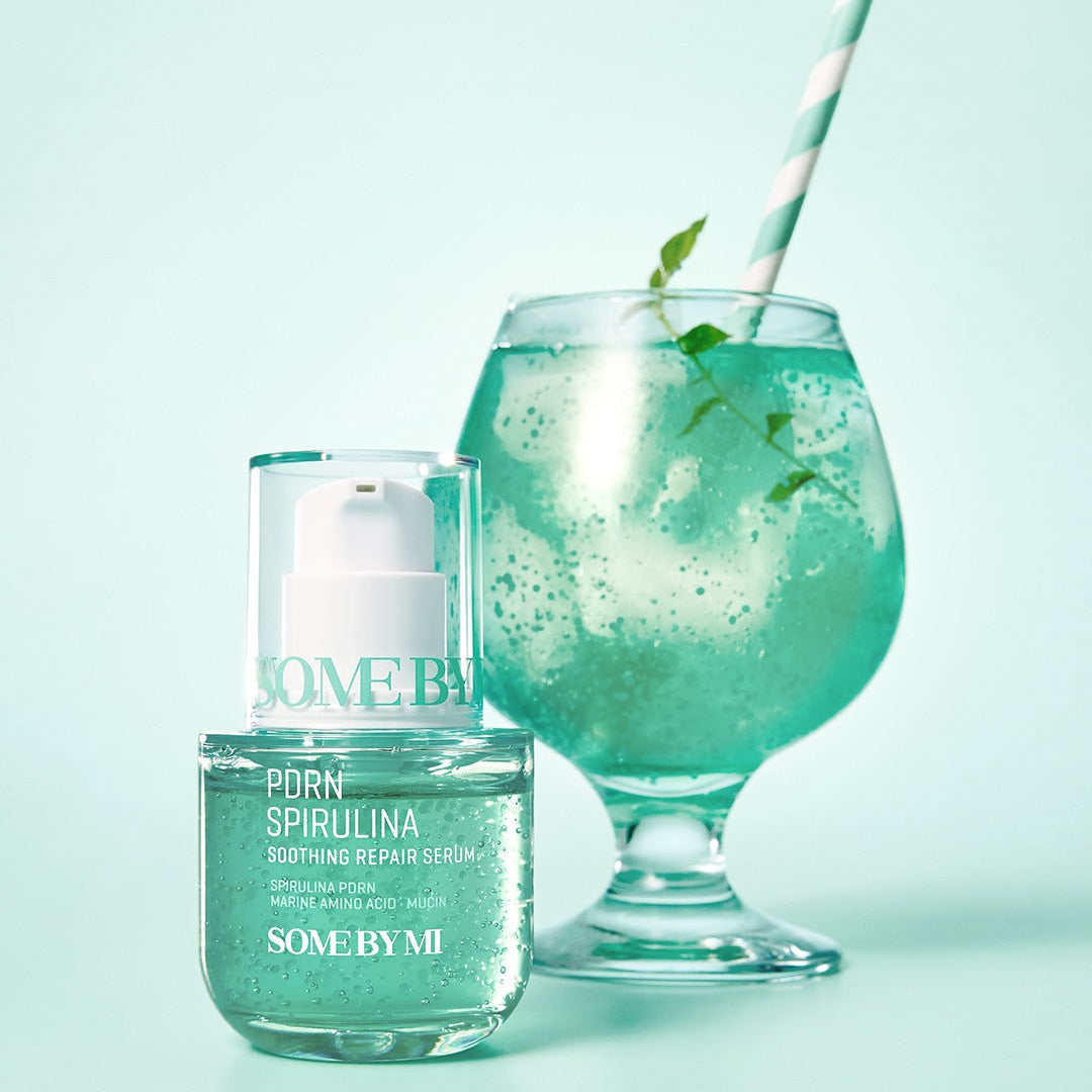 SOME BY MI PDRN Spirulina Soothing Repair Serum 50ml de SOME BY MI, flacon vert, ambiance fraîche avec infusion de spiruline