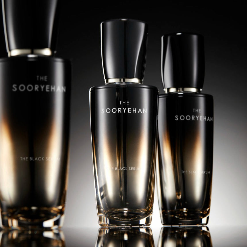 Bouteilles de SOORYEHAN The Black Serum 30ml, produit de soin de beauté coréen haut de gamme, sur fond élégant et sombre.