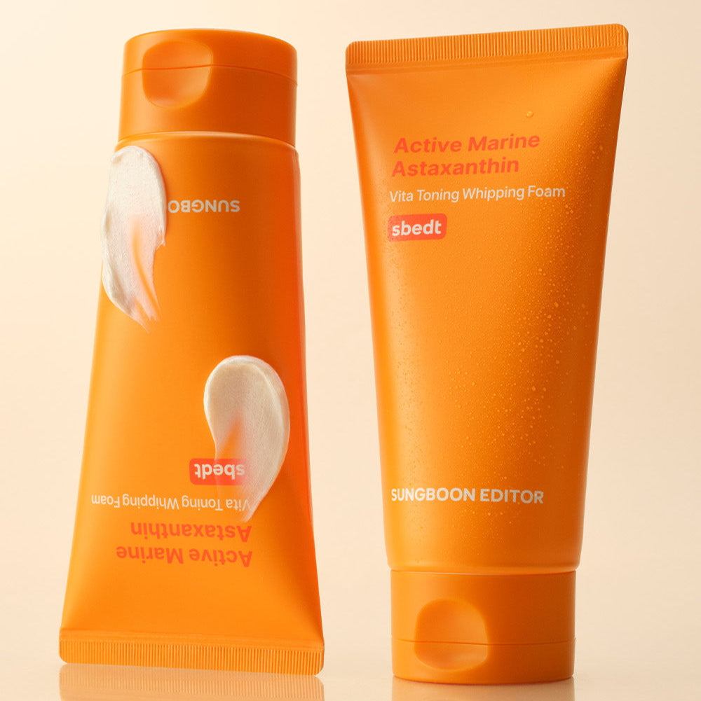 SUNGBOON EDITOR Active Marine Astaxanthin Vita Toning Whipping Foam 120g, tubes orange en studio sur fond beige