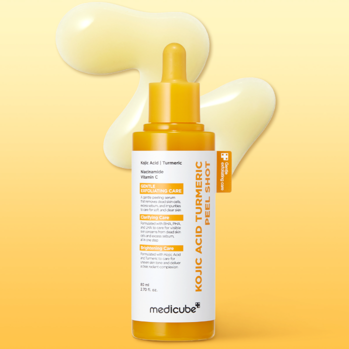 Flacon de MEDICUBE Kojic Acid Turmeric Peel Shot 80ml sur fond jaune avec éclaboussures liquides.