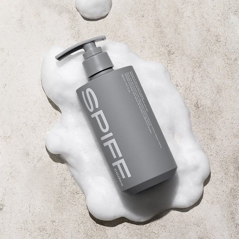 THE FACE SHOP Speed Code Perfect All-in-One Wash 300ml sur mousse blanche, flacon gris et distributeur, fond béton.