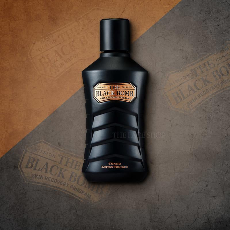 THE FACE SHOP The Black Bomb Skin 140ml, flacon noir sur fond texturé, produit de soin pour le visage