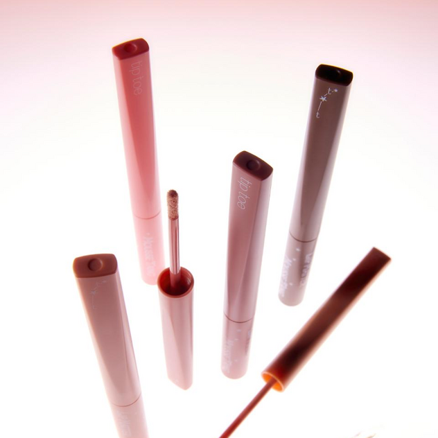 TIP TOE Mustang Lip Matter de la marque Tip Toe, gloss à lèvres rose sur fond clair, avec applicateurs visibles