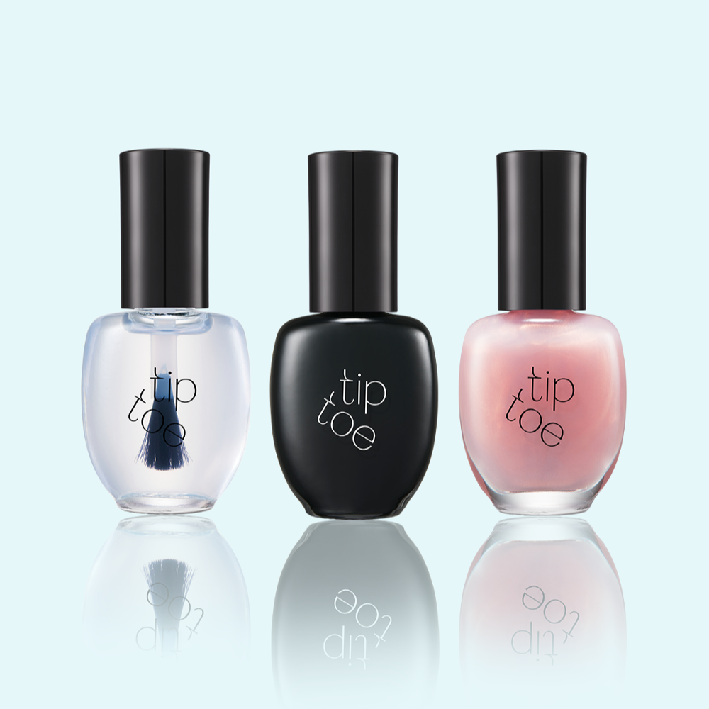 Vernis à ongles TIP TOE Sheer Topcoat avec flacons élégants, parfait pour une finition éclatante et brillante.