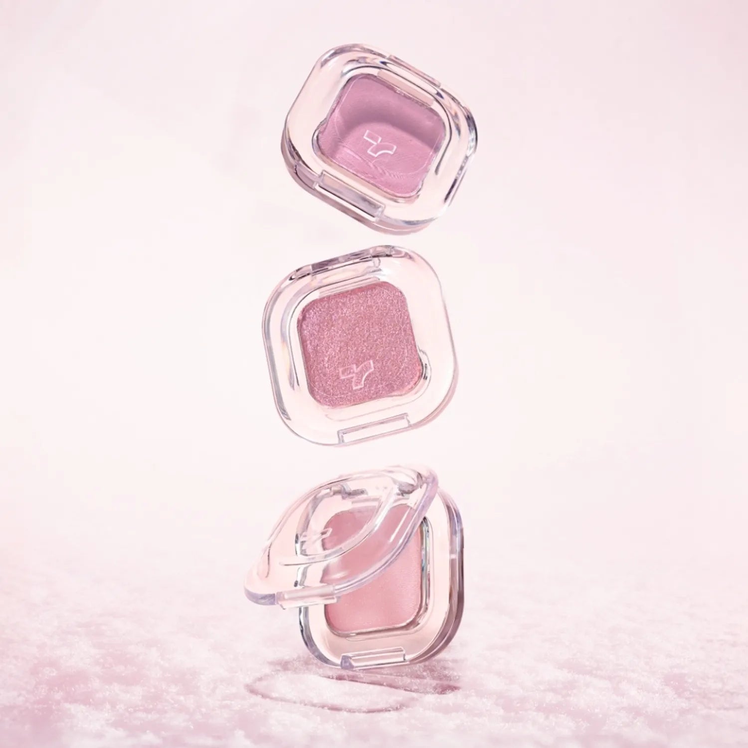 TONY MOLY Eyetone Single Eyeshadow : boîte ouverte avec fard rose en contexte maquillage, sur fond clair.