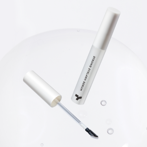 TONY MOLY Eyetone Strong Eye Lash Serum pour des cils plus forts et résistants, présenté avec son applicateur.