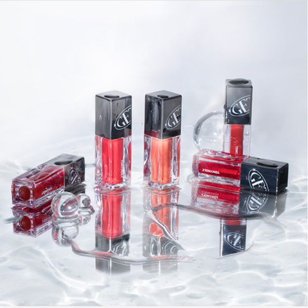 TONY MOLY Get It Tint Colorful Water, flacons et reflets rouges sur fond clair, vue produit marque TONY MOLY.