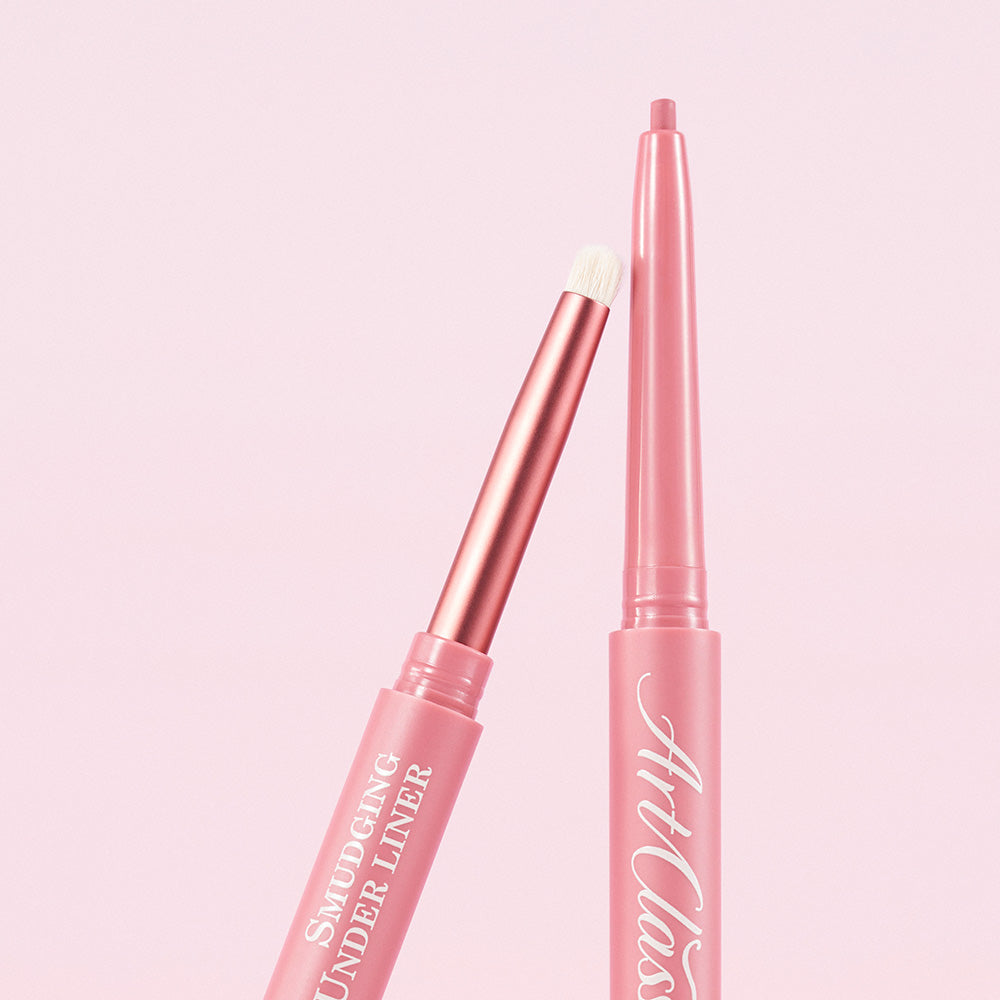 Décris l'image en français: TOO COOL FOR SCHOOL Art Class Smudging Team Liner, stylo liner rose sur fond pastel, pinceau maquillage.