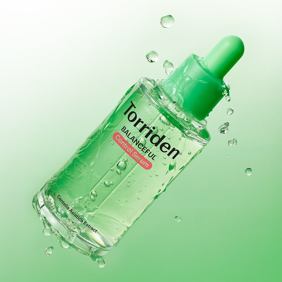 TORRIDEN Balanced Cica Control Serum 50ml de la marque Torriden, flacon vert avec gouttelettes sur fond vert, sérum hydratant