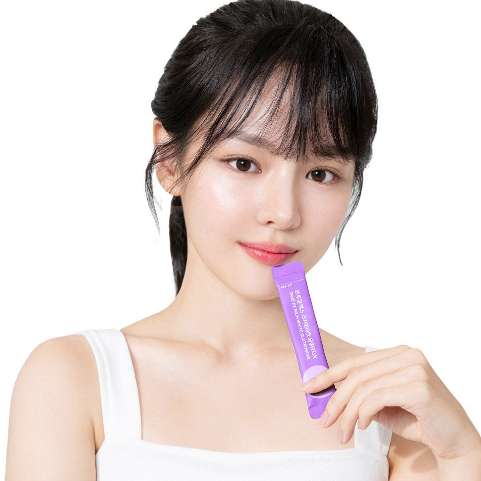 TRUE RX Rich White Glutathione 10 packs de TRUE RX, flacon violet près du visage d’une femme, fond blanc.