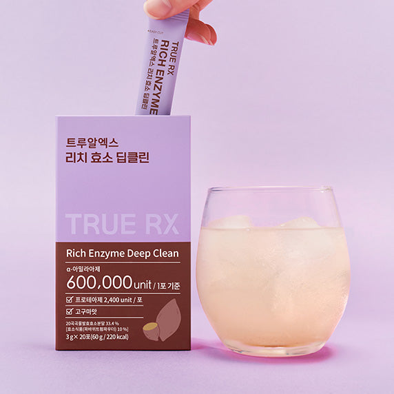 TRUE RX Rich Enzyme Deep Clean 20 Packs 1 Box avec un verre de boisson préparée à côté, en arrière-plan violet.