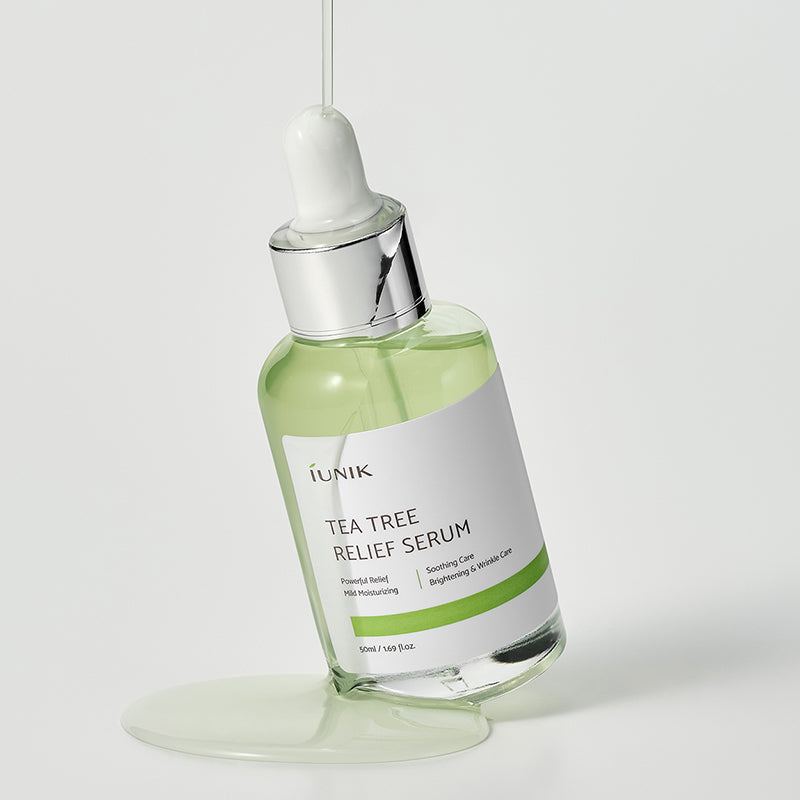 iUNIK Tea Tree Relief Serum 50ml, flacon vert à pompe, sur fond blanc, produit de soin visage anti-imperfections.