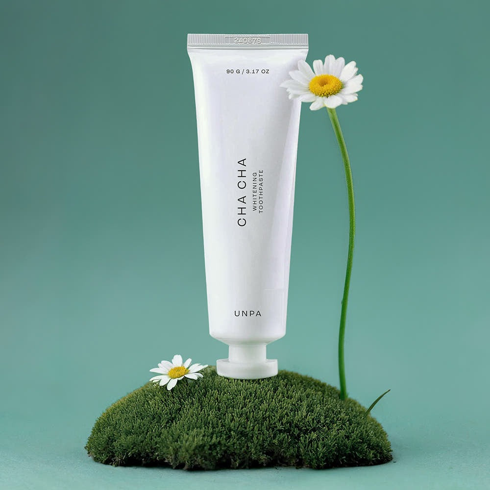 UNPA Chacha French Chamomile Vegan Whitening Toothpaste 90g UNPA, tube blanc sur mousse verte, fleurs de camomille.