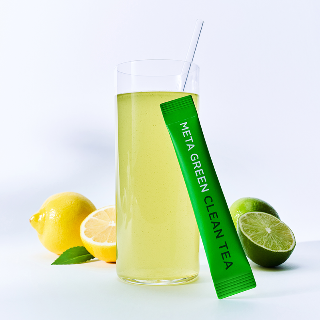 VITAL BEAUTIE Meta Green Clean Tea 10 Packets : boisson thé vert en verre avec sachet vert, citron et citron vert sur fond clair.