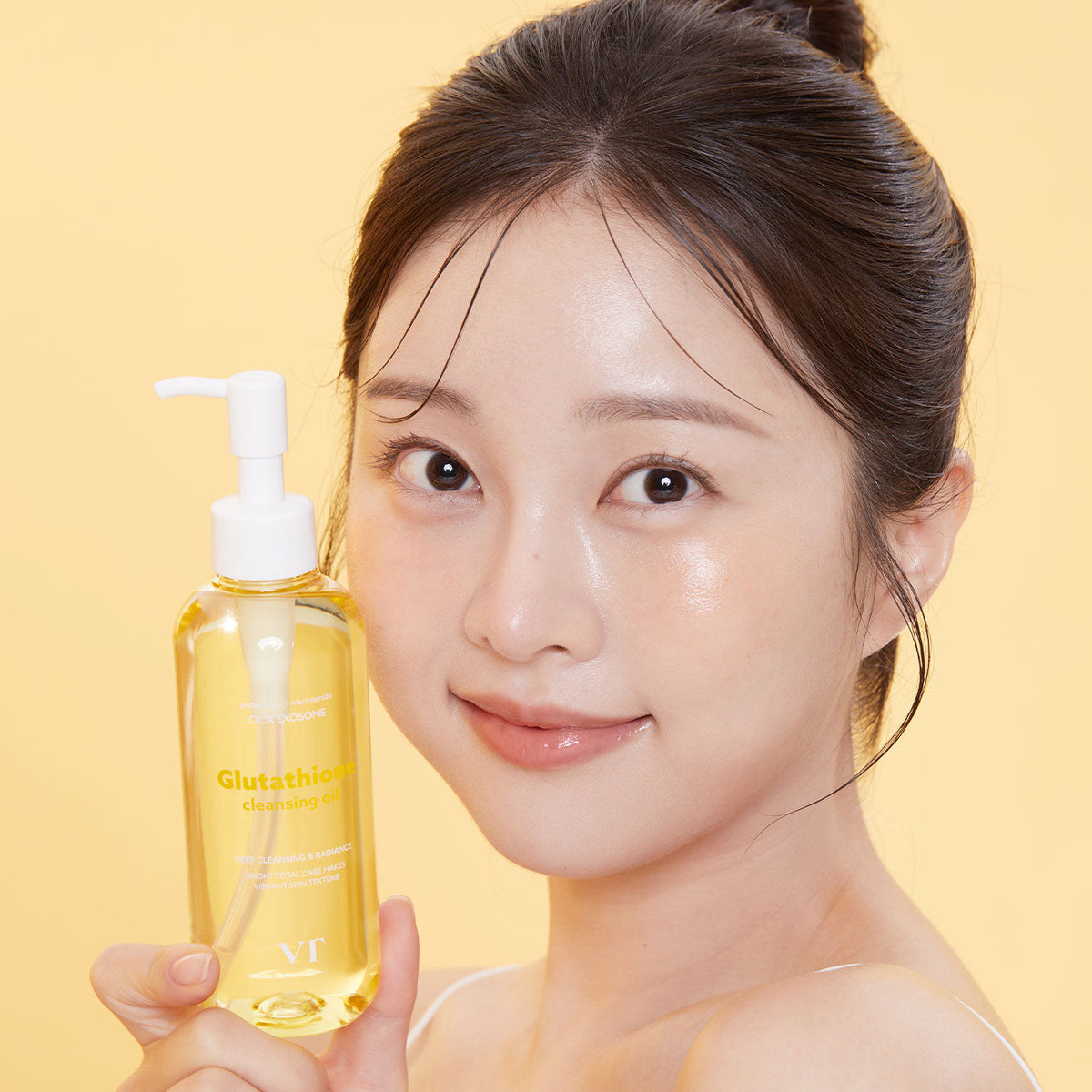 Décris l'image en français en mentionnant le produit, la marque et le contexte visuel : VT COSMETIC Glutathione Glow Cleansing Oil 200ml