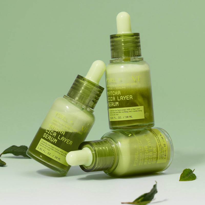 Décris l'image en français : VT COSMETIC Matcha Cica Layer Serum 30ml de la marque VT COSMETIC, flacons verts sur fond vert.
