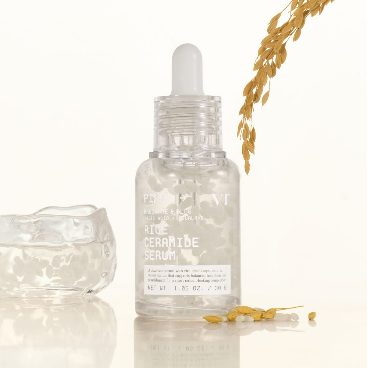 VT COSMETIC Rice Ceramide Serum 30ml de VT COSMETIC, flacon sérum sur fond clair avec grains de riz et reflets.