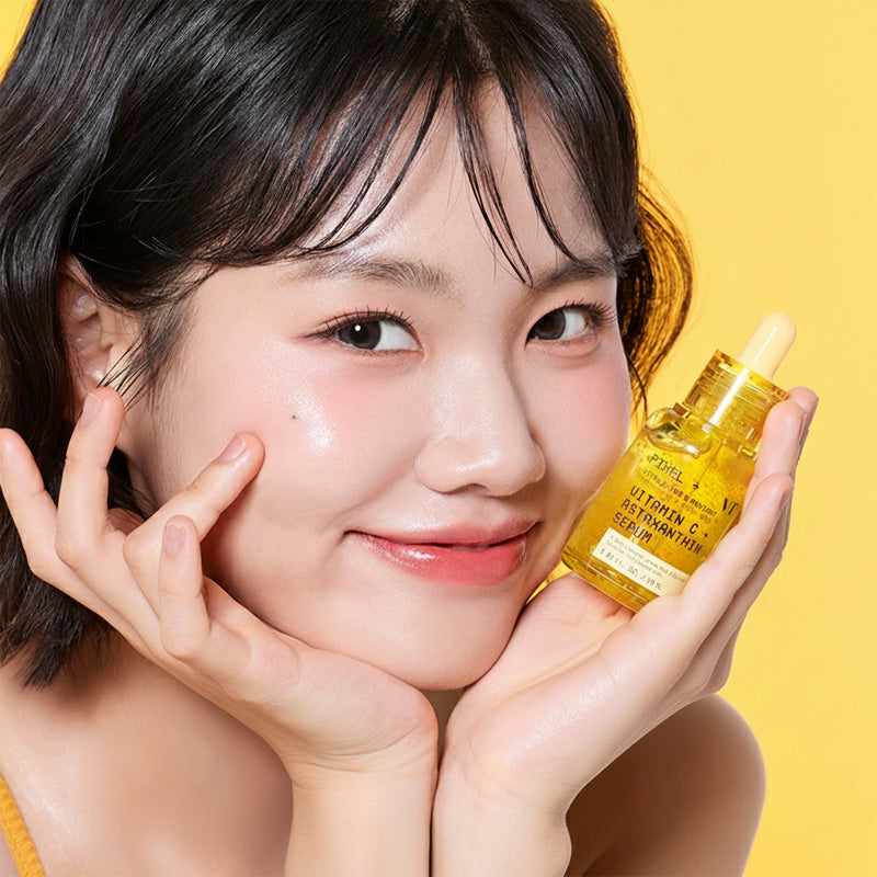 VT COSMETIC Vitamin C Astaxanthin Serum 30ml : la marque en flacon doré, visage lumineux sur fond jaune, soin beauté