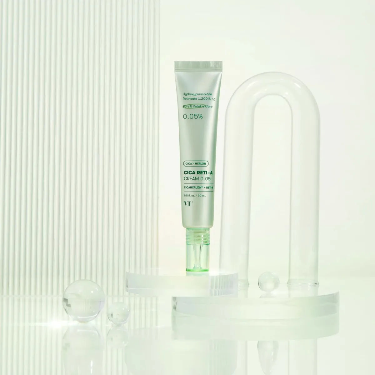 VT COSMETICS Cica Reti-A Cream 0.05 30ml en tube vert, sur fond clair, mise en scène beauté minimaliste