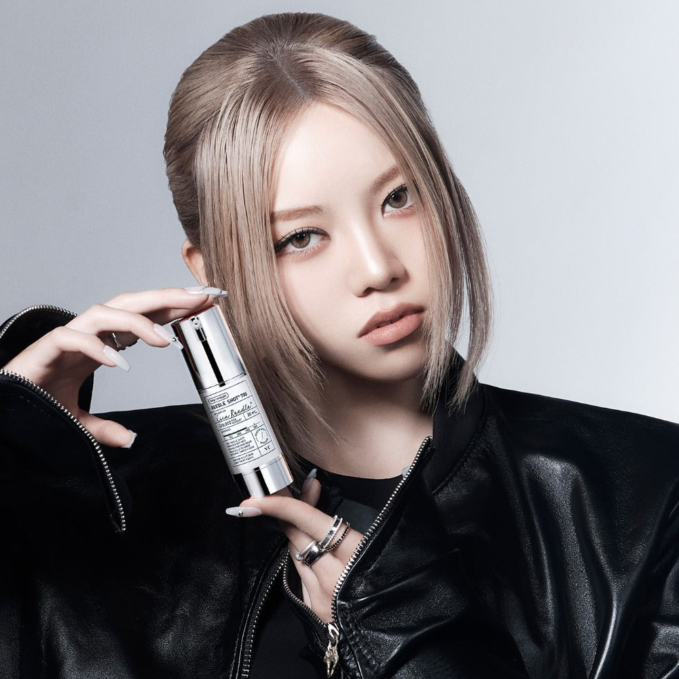 VT COSMETICS Riddle Shot 700 30ml, photo du flacon de la marque VT Cosmetics avec femme posant, fond studio.
