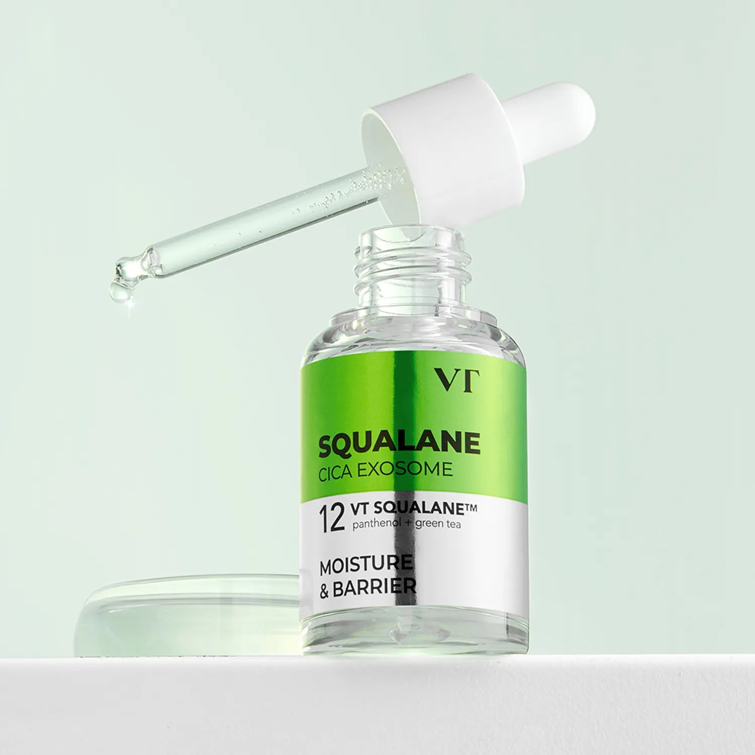 VT COSMETICS S4 Squalane Moisture Ampoule 30ml, produit VT sur fond vert clair, flacon en verre avec pipette