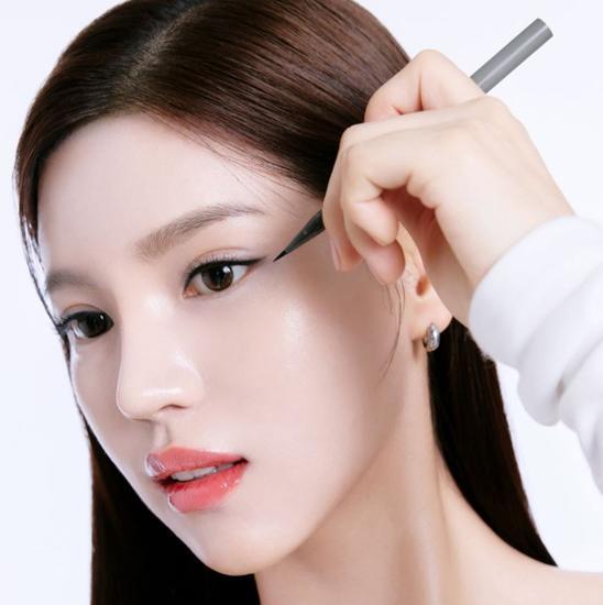 WAKEMAKE Real Ash Brush Eyeliner disponible sur Ma petite Coree, ton Eshop 100% K-beauty en direct de Seoul