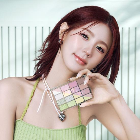 WAKEMAKE Soft Blurring Eye Palette : la marque montre une femme tenant la palette maquillage des yeux en studio.