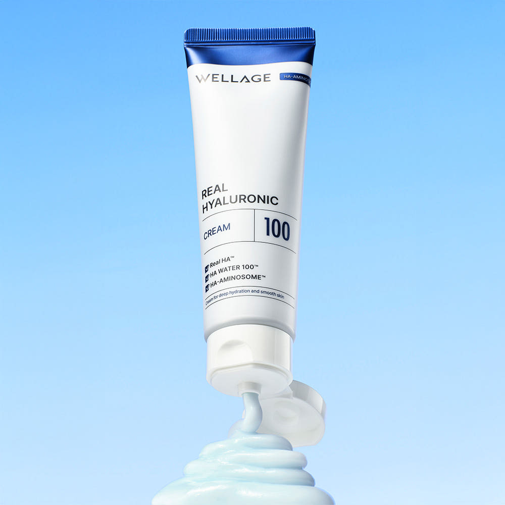 WELLAGE Real Hyaluronic 100 Cream 80ml, tube de crème de la marque WELLAGE sur fond bleu, gouttes de gel visuel.