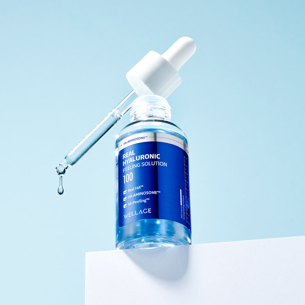 WELLAGE Real Hyaluronic Peeling Solution 30ml, flacon bleu sur fond bleu ciel, sérum peeling à l’hyaluronique WELLAGE