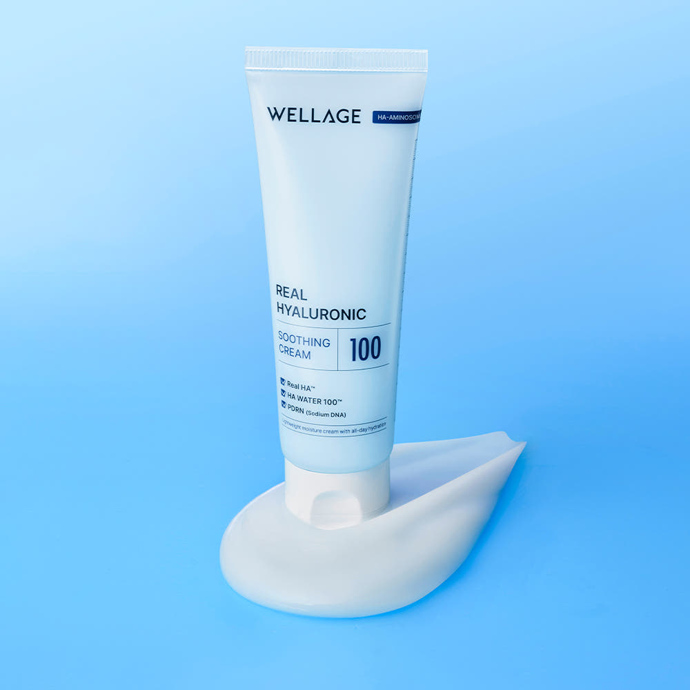 WELLAGE Real Hyaluronic Soothing Cream 80ml : tube crème apaisante sur fond bleu, marque WELLAGE, contexte visuel soins