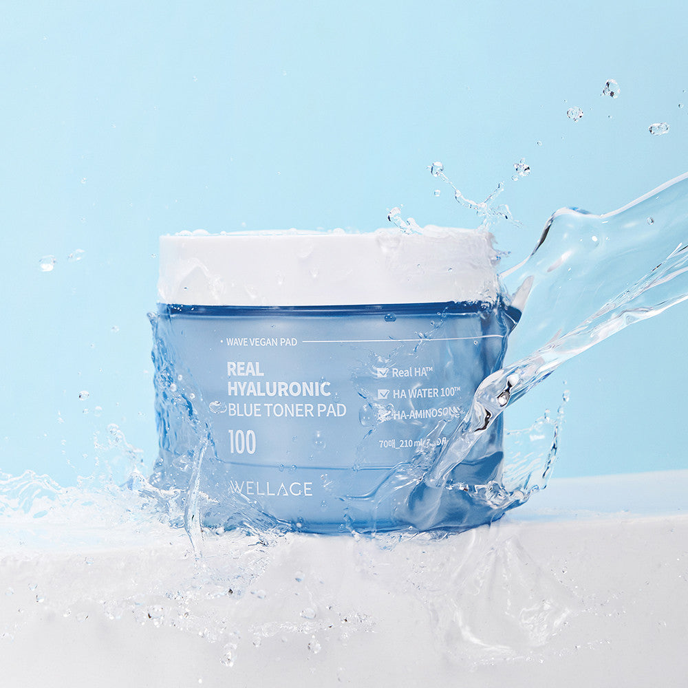 WELLAGE Real hyaluronic Blue Toner Pads 70 Sheets, marque WELLAGE, pack bleu sur fond ciel avec splash d’eau